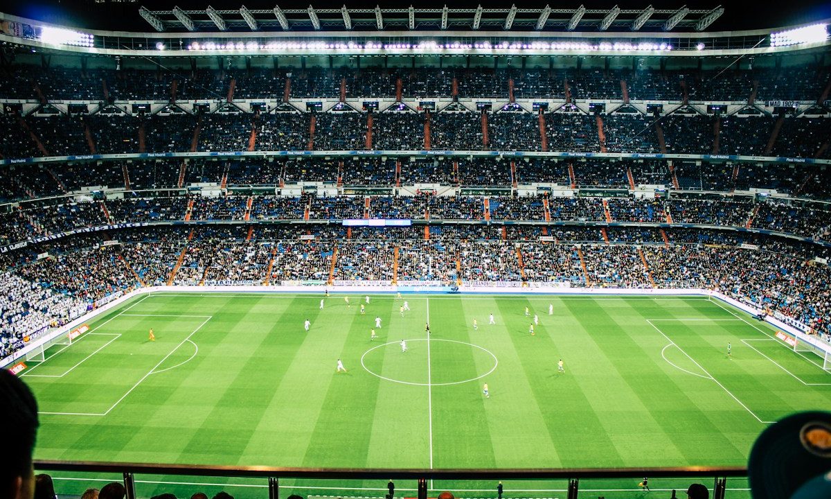 Lapangan sepak bola sebagai ilustrasi integritas olahraga dan isu taruhan