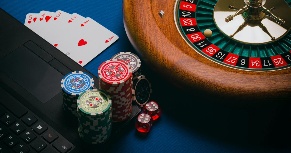 Kartu dan chip permainan sebagai ilustrasi perdebatan prediction market dan taruhan